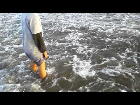 ericalexis y jazmine mojandose en la playa