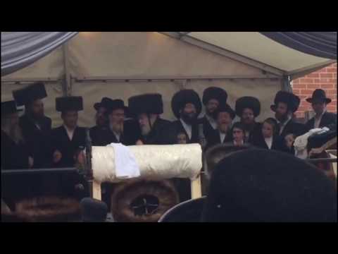 Vizhnitzer Rebbe @ Hachnosas Sefer Torah In Manchester