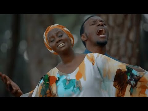 YESU NINAKUTOLEA - PAPI CLEVER & DORCAS (Swahili, English Video LYRICS)