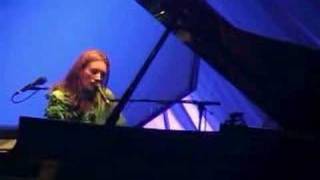 Tori Amos - Dallas2001 - 16 - Tear In Your Hand