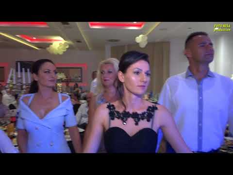 PRELEPO KOLO ZA SLAVLJENICU I NJENE GOSTE