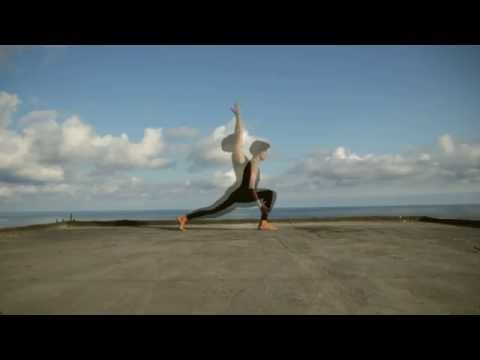 Йога на крыше вдоль дороги, Алушта.