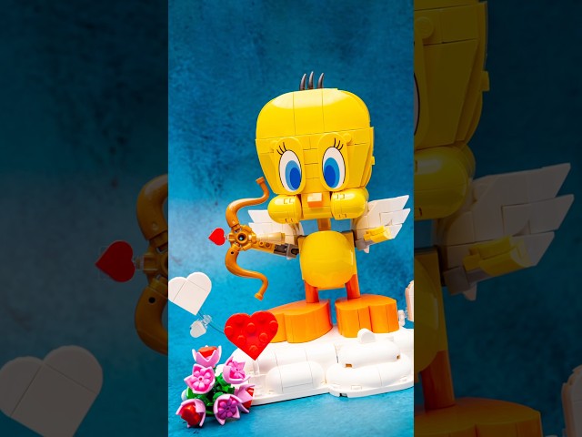 Vídeo relacionado con LEGO Piolín Cariñoso - Figura Articulada de Looney Tunes de Juguete con Accesorios Inc. Ramo de Flores, Corazón, Arco de Cupido y Soporte de Nube - Regalo para Niñas y Adolescentes de 12+ Años 40824