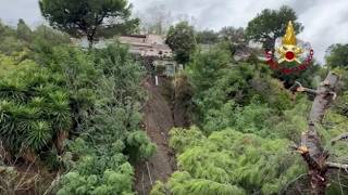 Gli alberi pericolanti minacciano la linea ferroviaria a Mergellina dopo la frana: il video dell'...