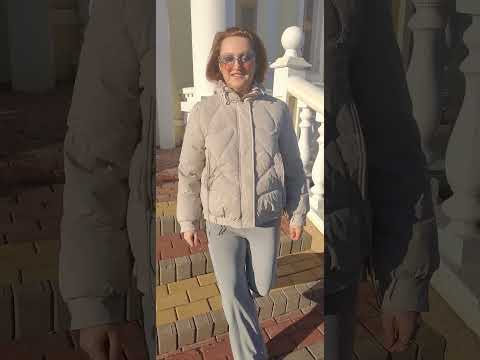 фото модная женская куртка в молочном цвете 0