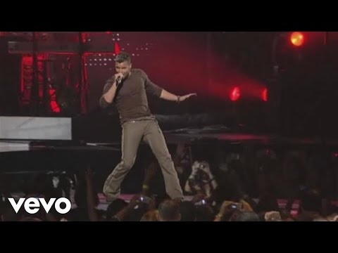 Ricky Martin - Pégate / Raza de Mil Colores / Por Arriba,por Abajo Medley (Live Black & White Tour)