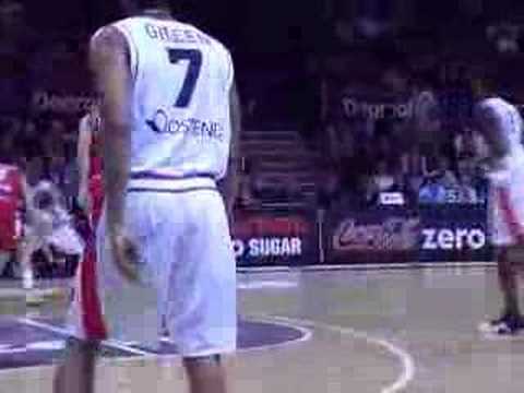 21 15-01-08 BCO-Nymburk - Greg Brunner scoort na assist van