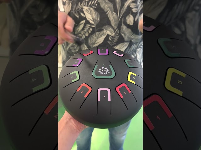 Vídeo relacionado con Baby TAMBÚ. Tambor de Lengua de Acero. 6 Pulgadas (15 cm). Tambor Metálico de Lengüetas 8 Notas. Handpan Drum, Instrumento de percusión metálico (Azul - Sky Kite)