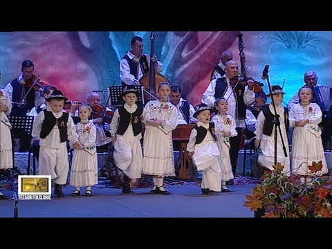 Ansamblul folcloric „Cununiţa năzdrăvană” la Tezaur folcloric