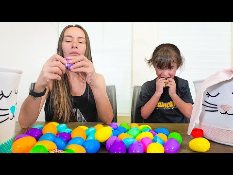 ABRINDO OS OVOS DE PÁSCOA COM LAURA E CLAUDIA - Família Brancoala