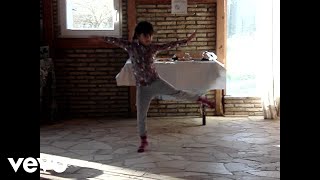 Pequeñita! Lyrics English Translation