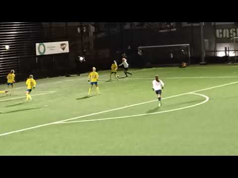 B.93 TV: Frederikke Benfeldt Sørensen kommer til baglinjen og slår et indlæg