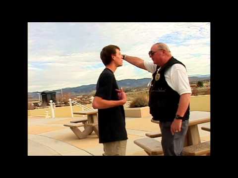 滑板踢出 (Skateboarding kick outs)