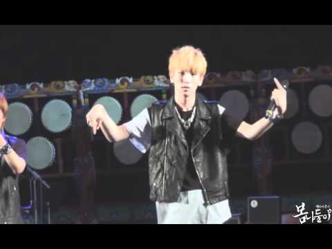 [Fancam] Cute Key hitting Jjong + Chu~ face `3´ @ 110804 World Percussion Festival