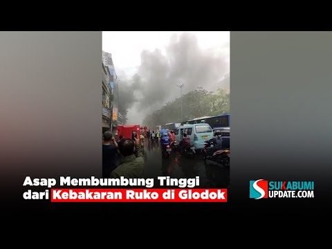 Asap Membumbung Tinggi dari Kebakaran Ruko di Glodok