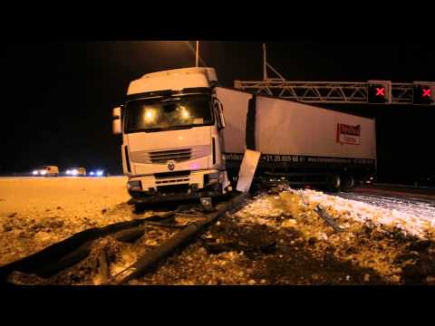 Geschaarde vrachtwagen A2 Vinkeveen door sneeuwval