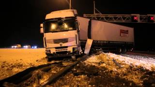 preview picture of video 'Geschaarde vrachtwagen A2 Vinkeveen door sneeuwval'