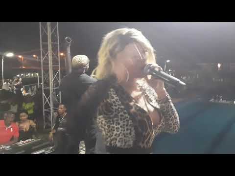 La insuperable cantando Que hable el dinero remix en la romana