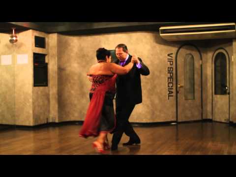  María del Carmen Romero  and  Jorge Dispari  are  dancing  to  the  tango  "  Mandria  "