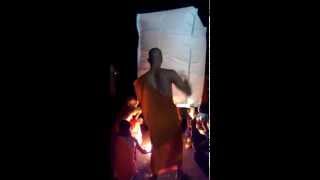 preview picture of video 'Thả đèn lễ OkOmBok.23h58' chùa WatSaRongek ,H.Châu Thành,Tp.Trà Vinh, 06/11/2014.'