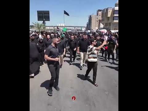 شاهد بالفيديو.. الصدر يشارك جموع الزائرين السير إلى مرقد الإمام علي "ع" لمناسبة ذكرى وفاة الرسول محمد "ص"