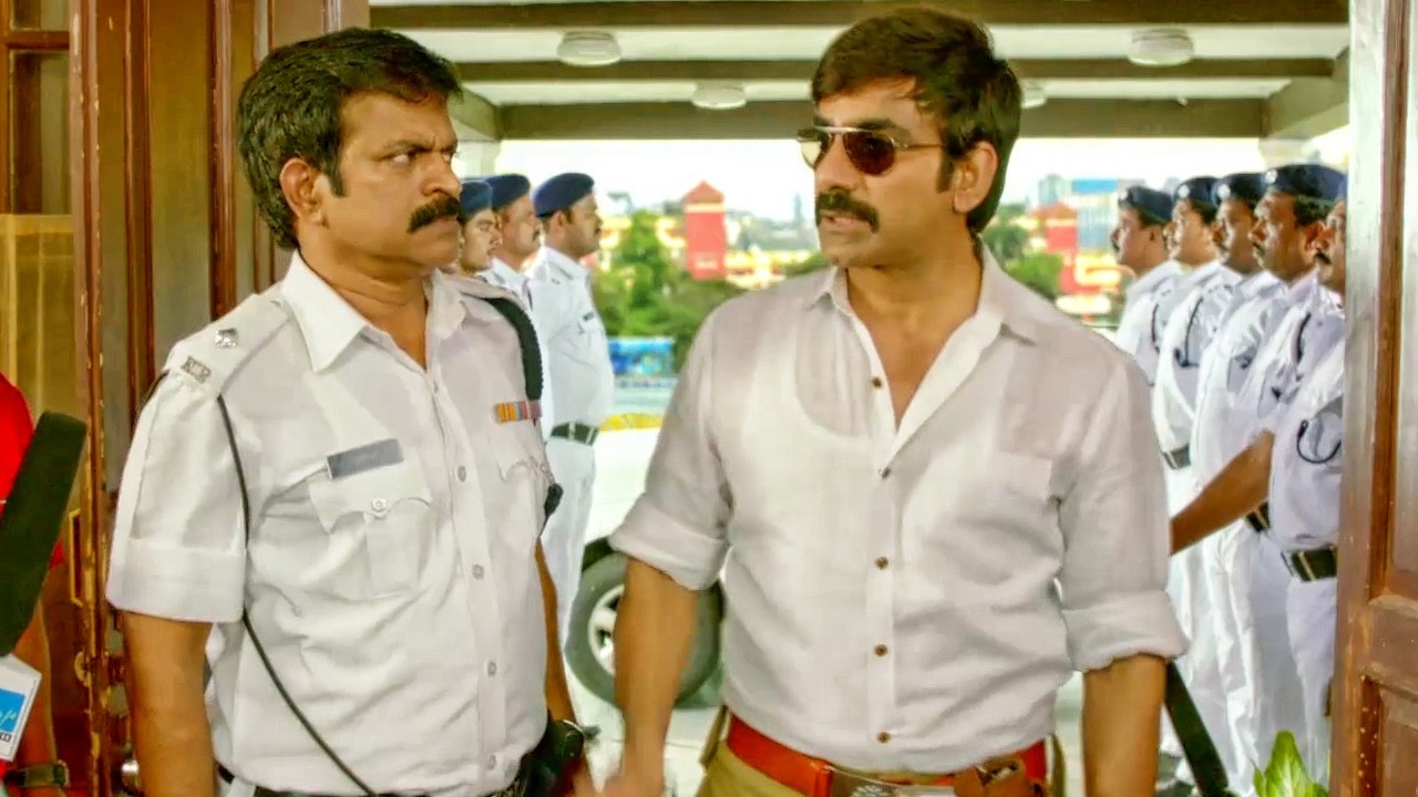 Ravi Teja इस पुलिस वाले को मीडिया के सामने लुक्खा बोल रहा है