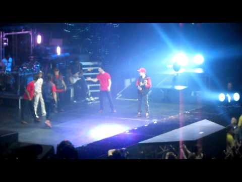 Justin Bieber solo dance ft Jaden Smith-20/3/11 (Manchester)