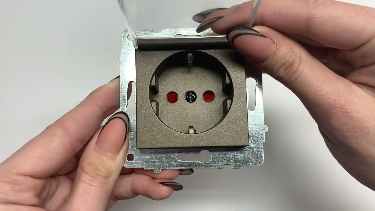 Розетка одинарна з/з кришкою та захистом від дітей OVIVO Grano мокко (600-000319-243)