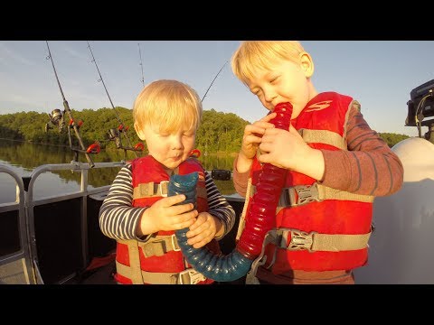 GIANT Gummy Worm Fishing Challenge!!! Fish bait challenge - crazy catfish bait.