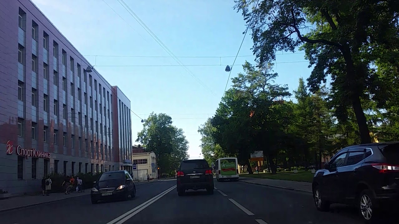 Девушке пришлось бежать от таксиста, которому плевать на светофор