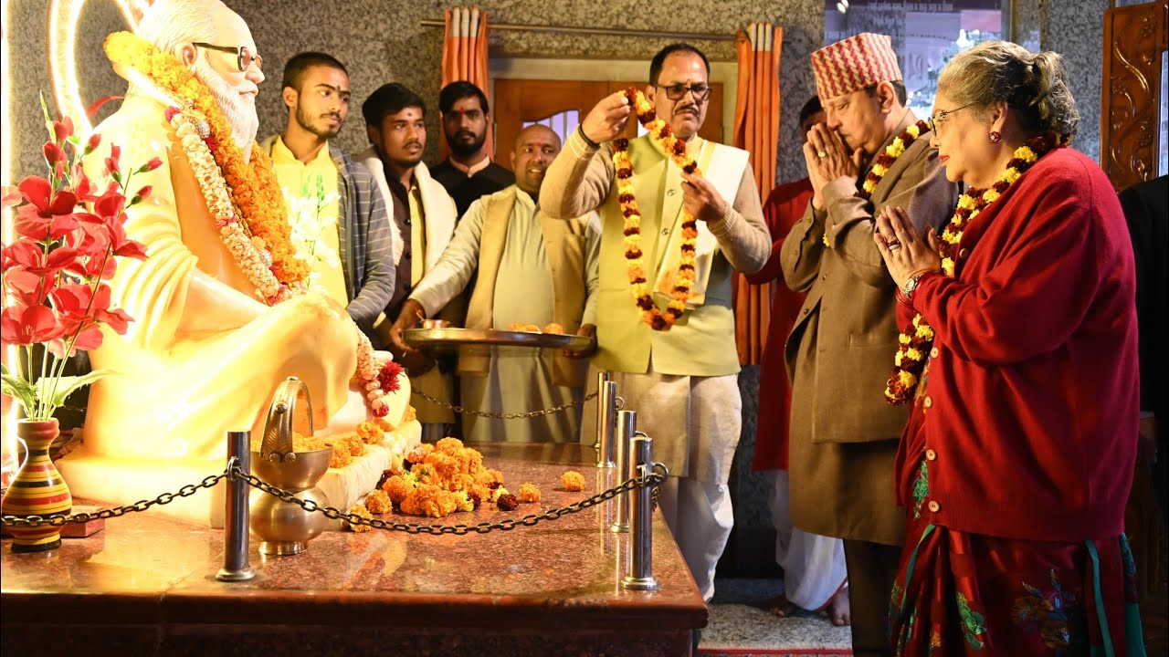 नेपाल के पूर्व नरेश ज्ञानेंद्र शाह ने गोरक्षपीठ में टेका मत्था