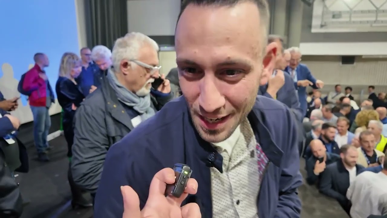 Il popolo di Vannacci si riunisce a Torino: "Bravo Generale!"
