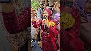 Download lagu Mantap Artisnya Malah Disawer Pisang Gini😅 #viral #dangdut #artis #fyp #hajatan #youtube #shorts mp3