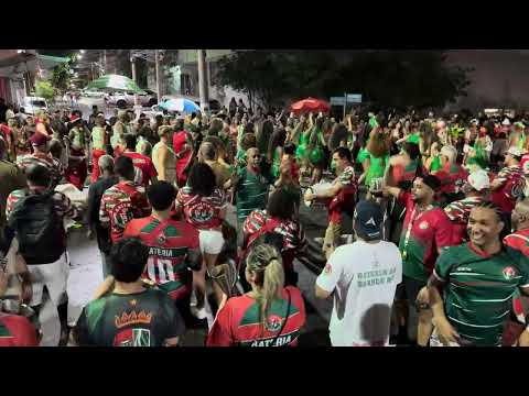 Bateria da Grande Rio no ensaio de rua para o carnaval 2026