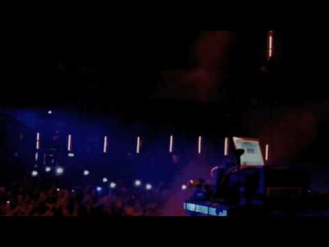 Manny Norte warms up for Pitbull