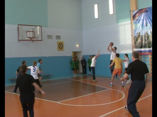 Учитель играет в баскетбол!