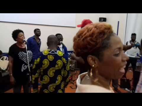 CHIEF OMO LAWAL ARALA OSULA 1 OF BENIN KINGDOM, DJ BROWN, JACKY OSULA, COLA OSULA LIVE ON  STAGE ITA