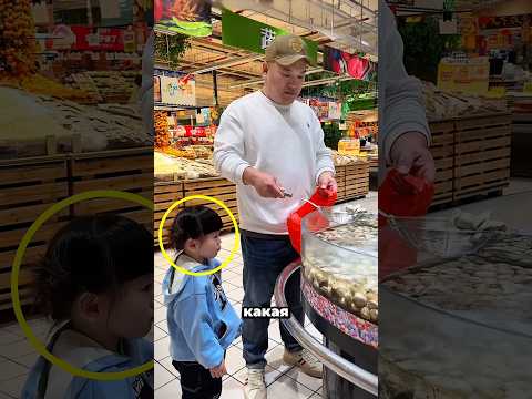 Умная девочка экономит деньги в рыбной лавке 🥹❤️