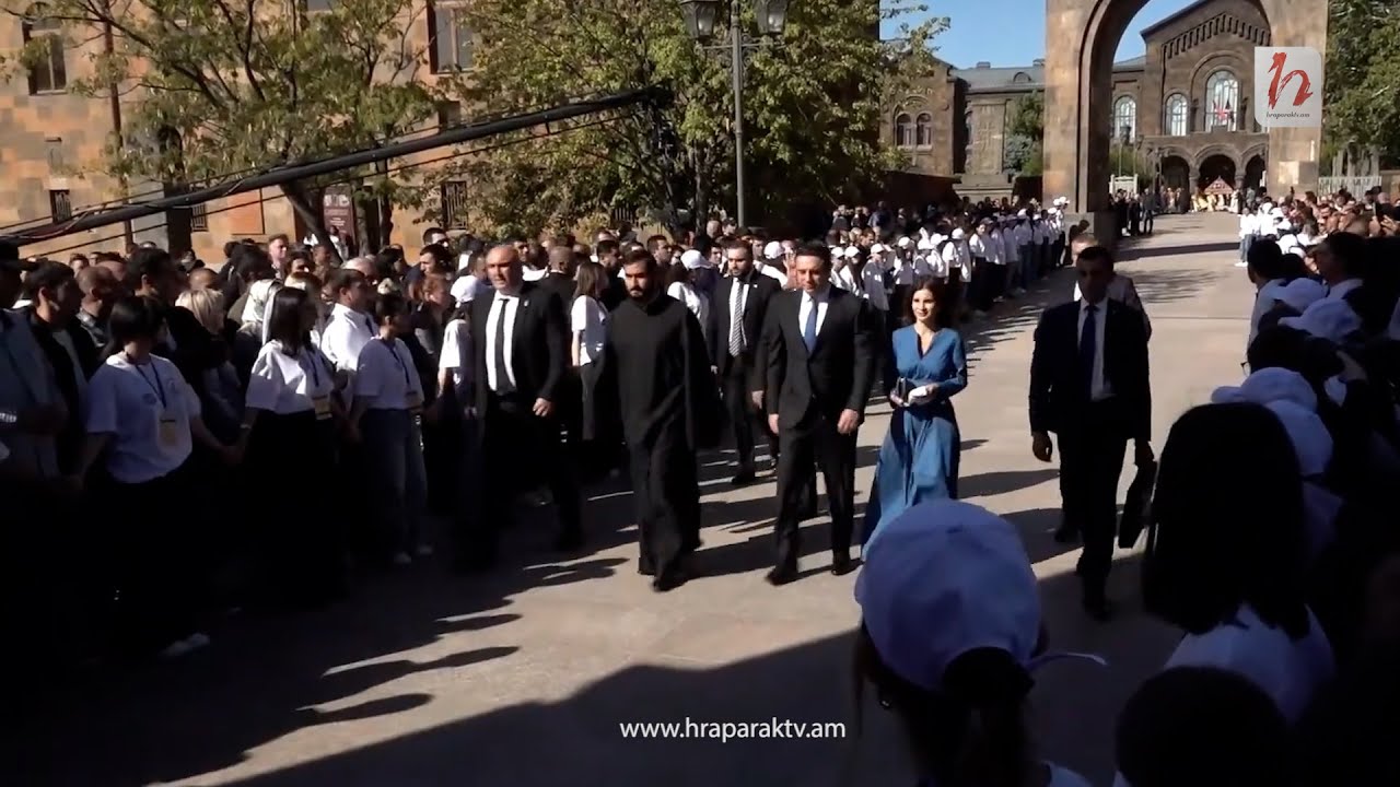 ԱԺ նախագահ Ալեն Սիմոնյանը կնոջ հետ ժամանեց Մայր Տաճար