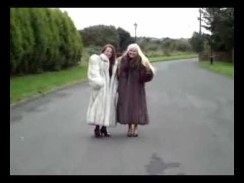 2 Models walking outside in furcoat