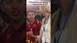 Đỗ Hùng Dũng bắn tiếng Anh như gió với bóng hồng Dortmund, hẹn gặp nhau tại Đức #shorts Đỗ Hùng Dũng bắn tiếng Anh như gió với bóng hồng Dortmund, hẹn gặp nhau tại Đức #shorts
