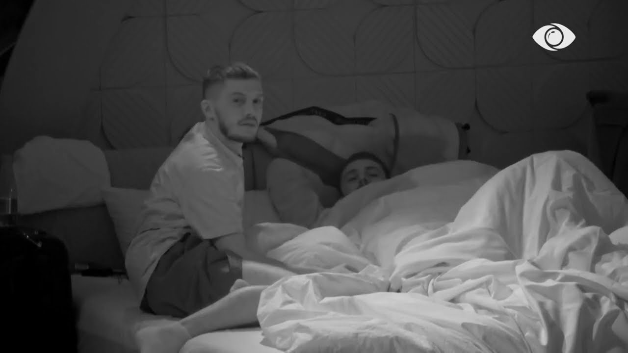 Të përqafuar në krevat, Ilnisa dhe Meritoni shkëmbejnë puthje me njëri-tjetrin: Më bëj një prezantim…