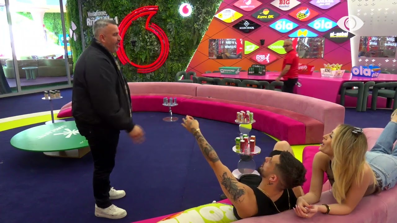 “Pse nuk ma thua emrin si e kam?”/ Selin debaton me Rogertin: Përpara meje ulu në tokë