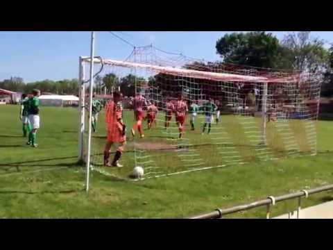 Na-competitie Zouaven A1 - RODA'23 A1. Tim krult een vrije trap in één keer in het doel.