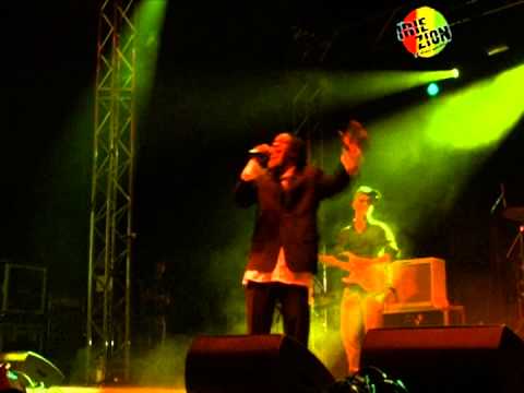 Half Pint warm up Irie Zion módra.