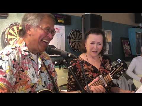 Inge singing with the Adinda Band