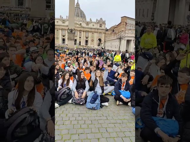 Cresimati a Roma: la “ola” in piazza San Pietro