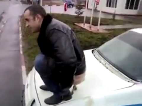 Парень насрал на машину ДПС!