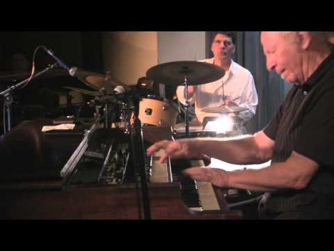 Red Young @ Scat Jazz Lounge 10-2015  00025