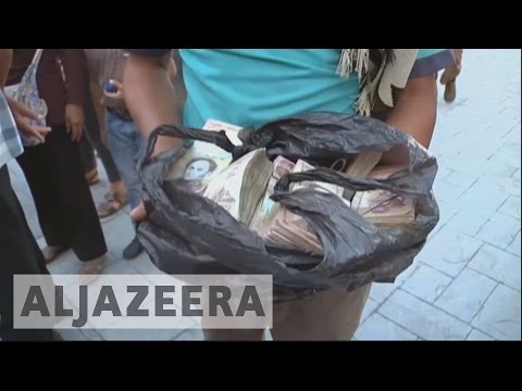 Desperate Venezuelans loot food lorries as economic woes deepen